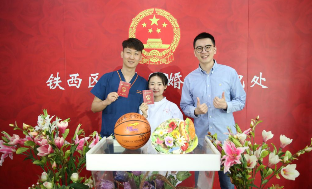 辽宁男篮副总杨鸣就亲眼见证了两位援鄂医护人员领证结婚