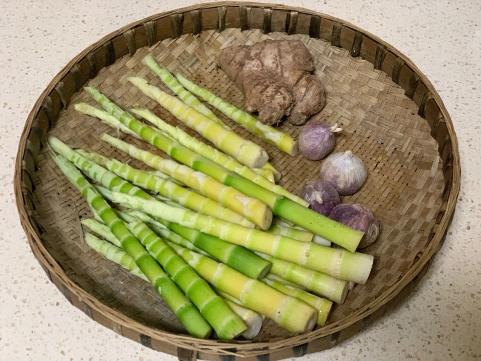 1,先来看看这就是被人们称为"大熊猫笋"的竹笋,细长如美女的纤纤玉指