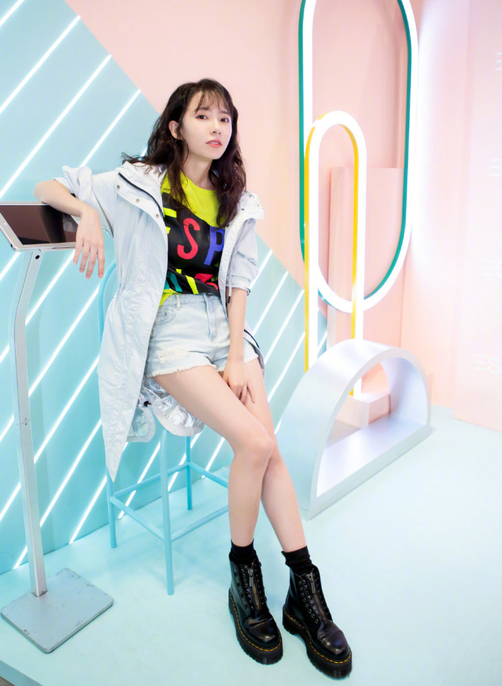 牛仔短裤能够秀出美腿,也让刘萌萌的身材得到更好地展现.