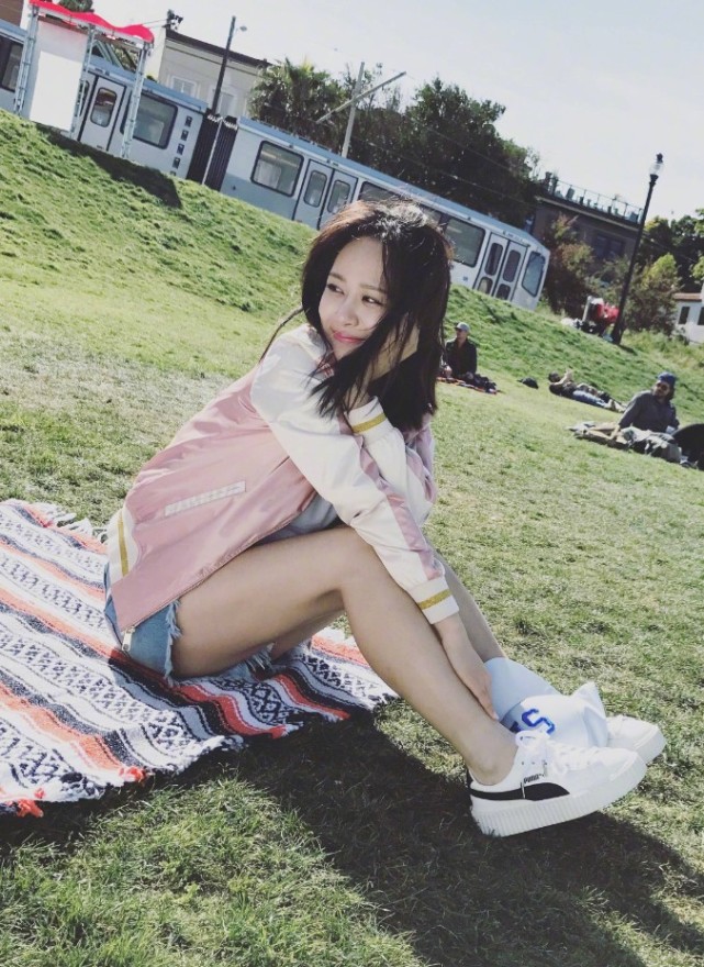 杨紫终于逆袭成功!减肥后穿10厘米短裤,秀出超模腿看着不真实