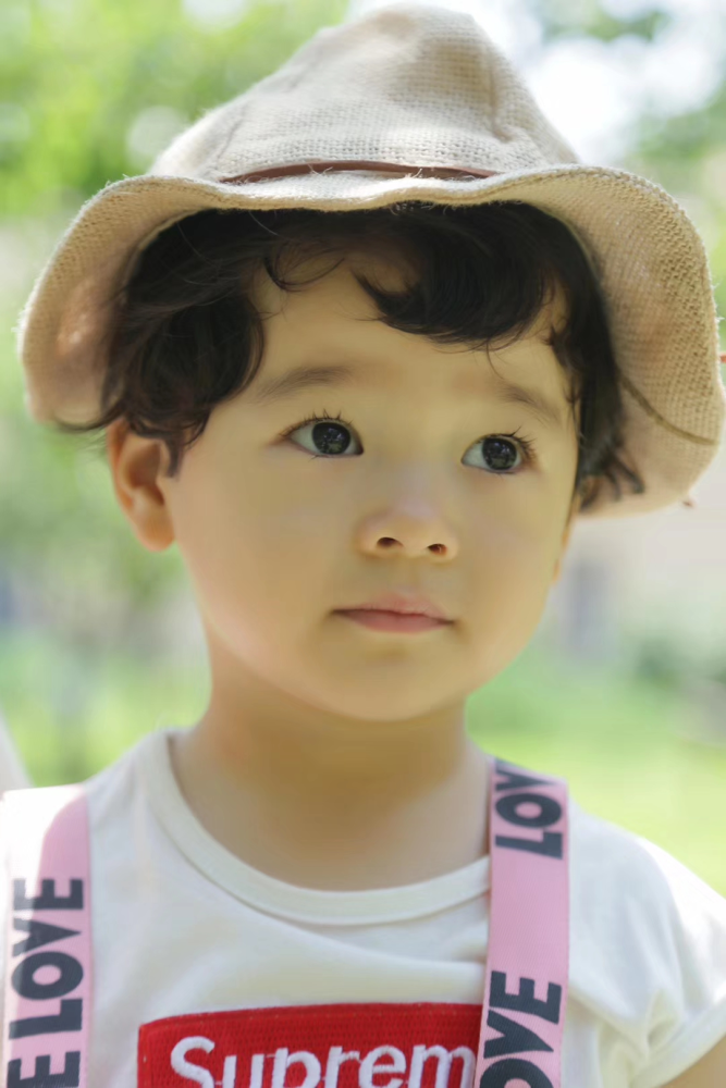 她叫刘若熙(小名艾米),2岁8个月.