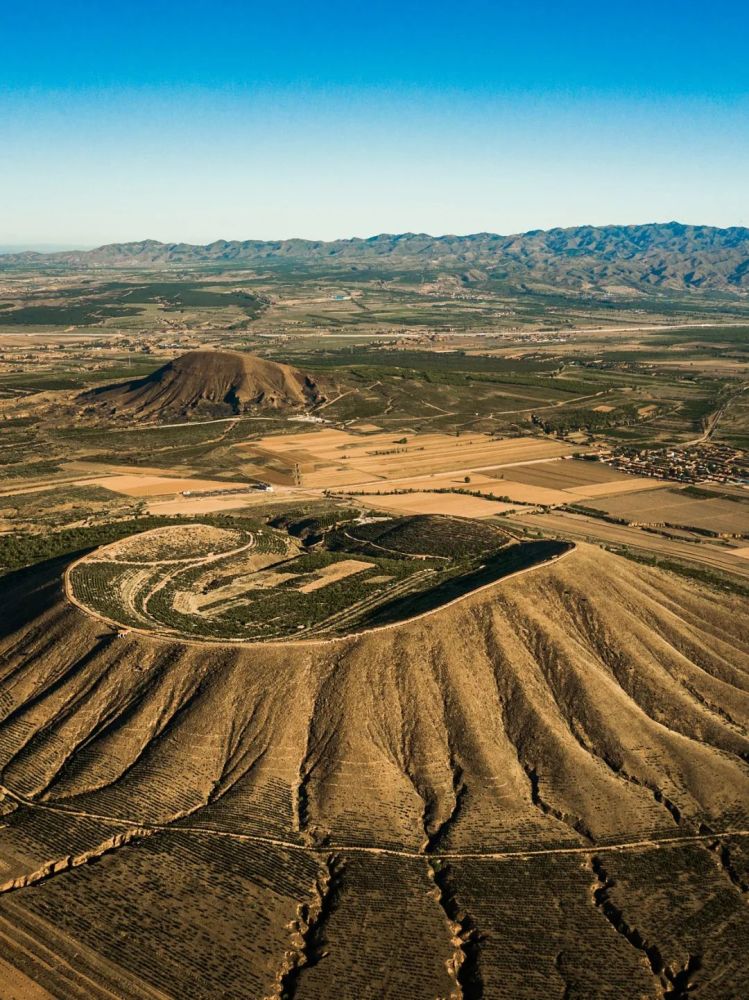 叠加,在地幔顶部也形成了复杂的运动,最终引起河套盆地和银川盆地的
