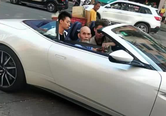 广西网红许华升,300万豪车当座驾,副驾上的人令粉丝动容_腾讯新闻