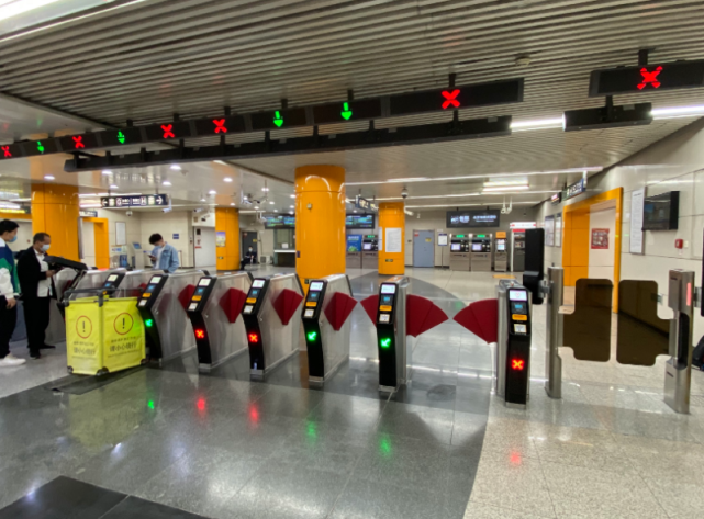 不怕夹着孩子智能闸机亮相北京地铁东单站