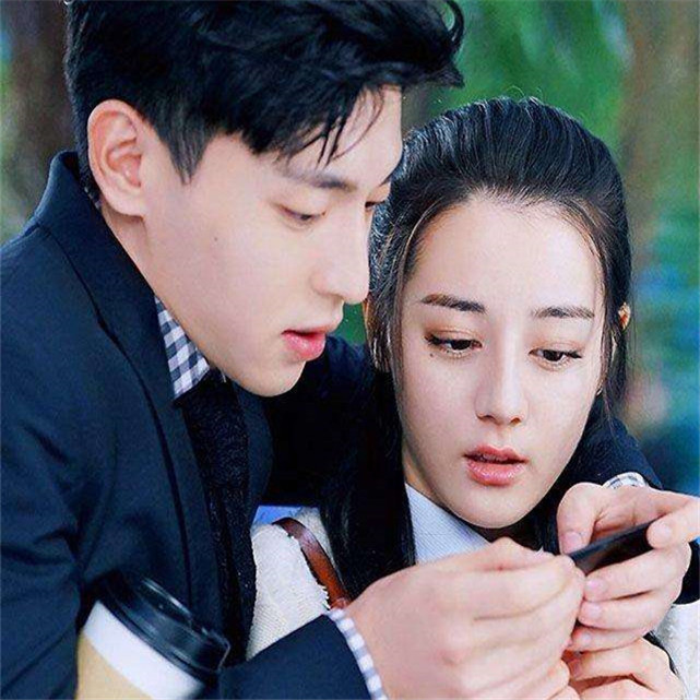 叫"邓伦"太生疏,叫"弟弟"不合适,听到迪丽热巴的专属昵称:甜齁了!