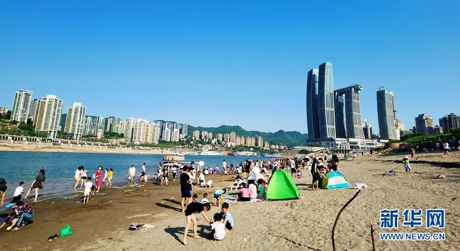 重庆江岸这片沙滩成网红