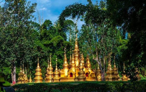 夜宿中缅边境的傣家竹楼醒来发现美丽村寨