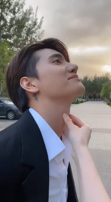 张檬小五公开恋爱后合体撒狗粮,捏喉结比心,粉丝:祝福祝福!_腾讯新闻