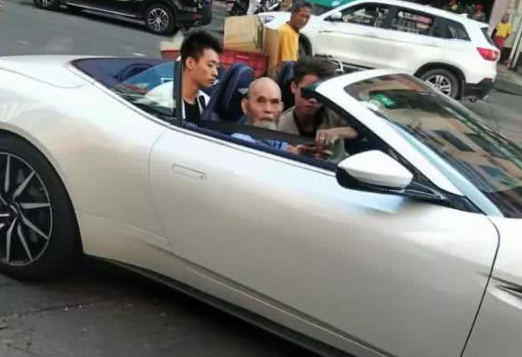 广西牛人许华升开三百万豪车出门做慈善副驾驶只给一人坐
