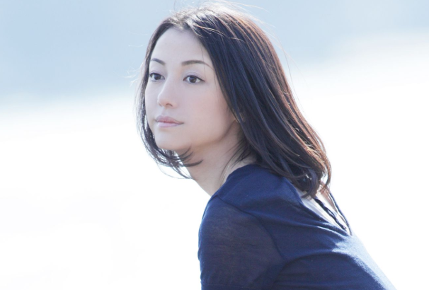 被"破铜烂铁"抢镜的巡警姐姐,如今43岁的她长啥样?看完近照令人惊艳