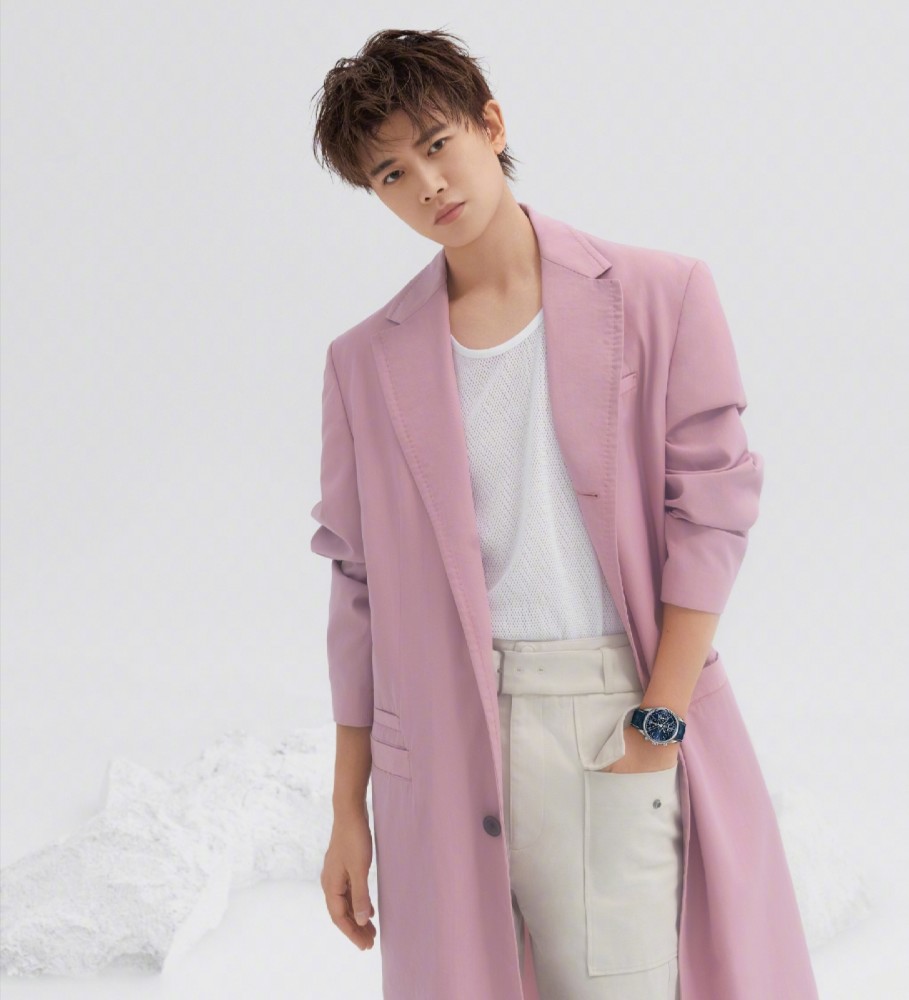 《秋蝉》收视告捷,任嘉伦军装获好评,新发型却假的令人吐槽