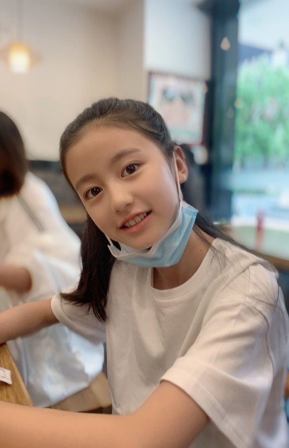 有种意外叫"最美童星"长大,扎马尾摘下口罩,10岁肤色可真黑