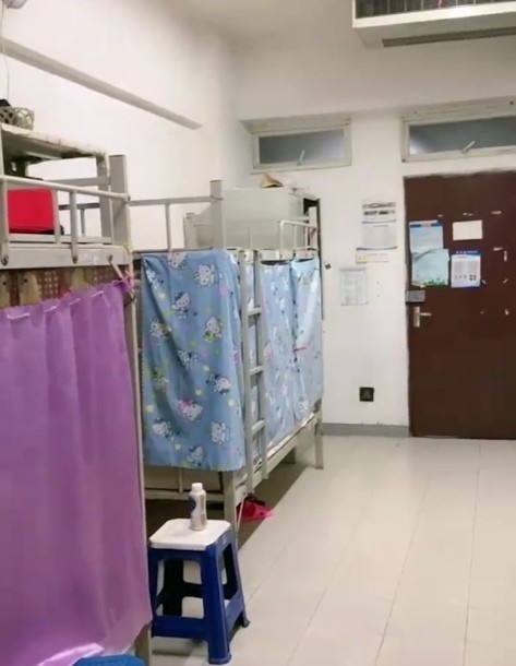 富士康女生宿舍内景曝光,众人看得眼花缭乱,打工妹哭诉"想辞职却舍不