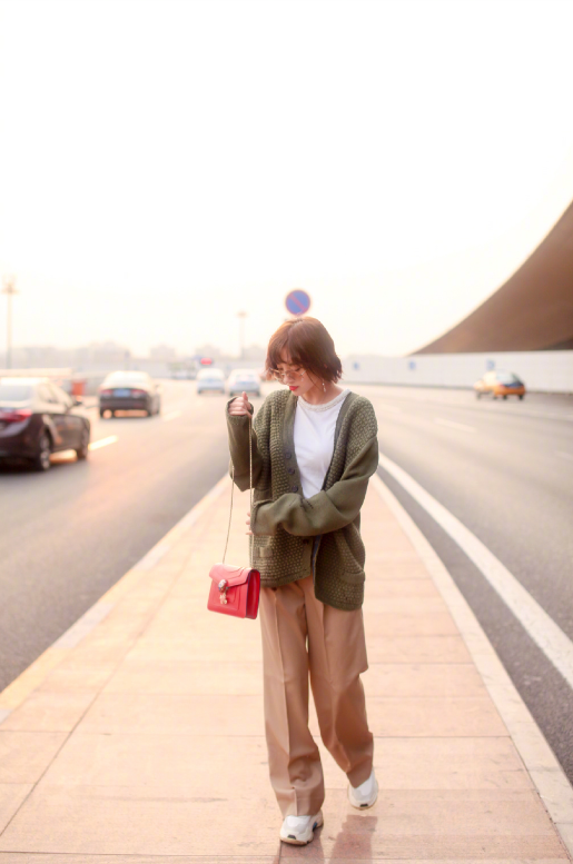 运动风装扮的唐艺昕手臂都瘦的不像样这个腰是真实存在的吗