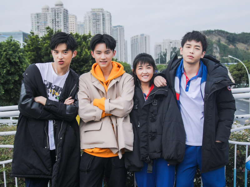 彭昱畅和张婧仪玩游戏,下狠手抽胳膊,直男是咋有女朋友的?