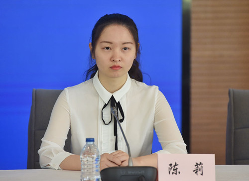 图片来源:东方网陈莉记得,有个180多斤重的危重病人,她和同事协作,为