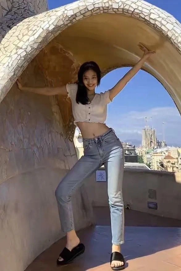 "人间香奈儿"jennie美到窒息,又纯又欲,轻松驾驭bm风!