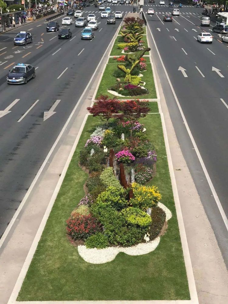 旧貌换新颜,这条路上的隔离带立体花坛为你呈上"视觉盛宴"!_腾讯新闻