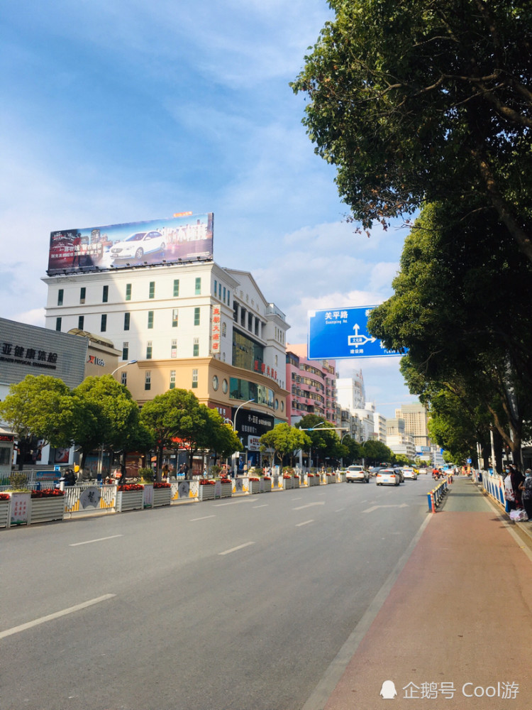 蓝天白云映衬下漫步大理市的建设路你就能感受这座城市的繁华
