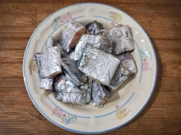 煎带鱼时,万不可直接下锅!少了这1步,鱼皮易破,腥味还很重!