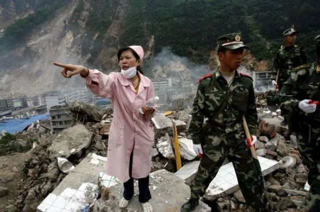56112汶川大地震,不能忘却的记忆:世间真有"天使",原来就是"护士"