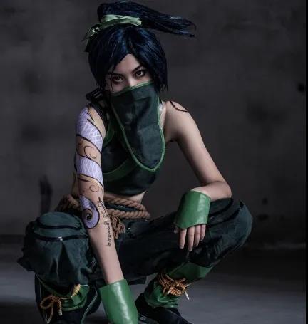 小姐姐cos阿卡丽满背纹身够酷了摘下口罩网友不火不行