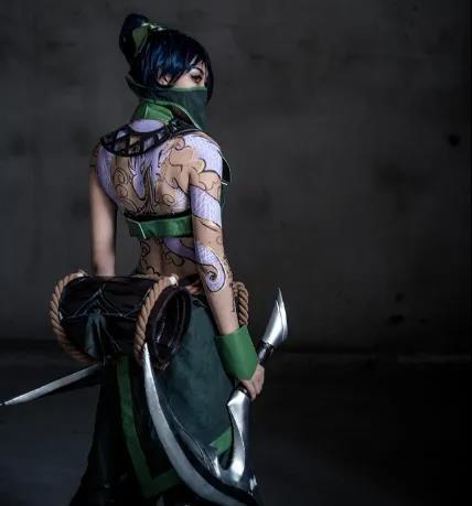 小姐姐cos阿卡丽满背纹身够酷了摘下口罩网友不火不行