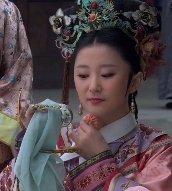 甄嬛传:富察贵人事件,曹琴默为什么要做推甄嬛的愚蠢举动?