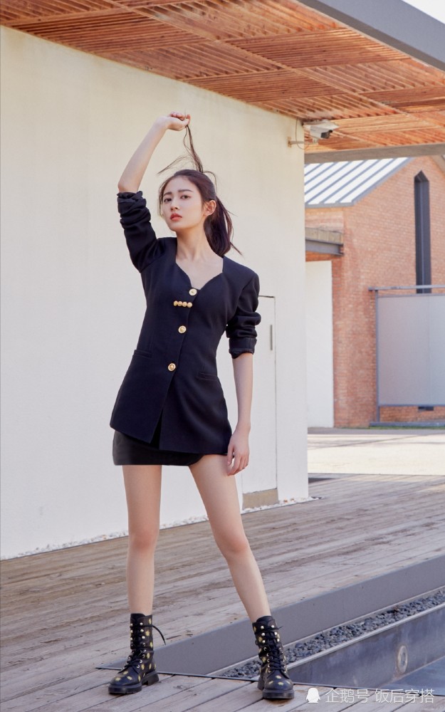 陈钰琪也太a了吧!黑色西装裙搭配马丁靴,大长腿不输老板唐嫣