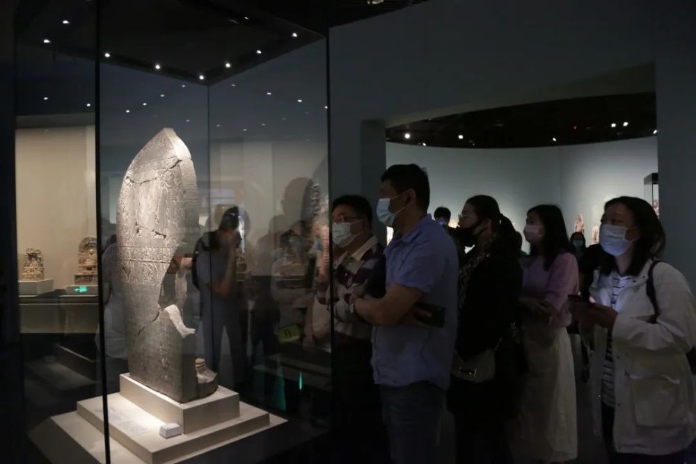 在常设展"花重锦官城——成都历史文化陈列"中,"镇馆之宝"天府石犀,老