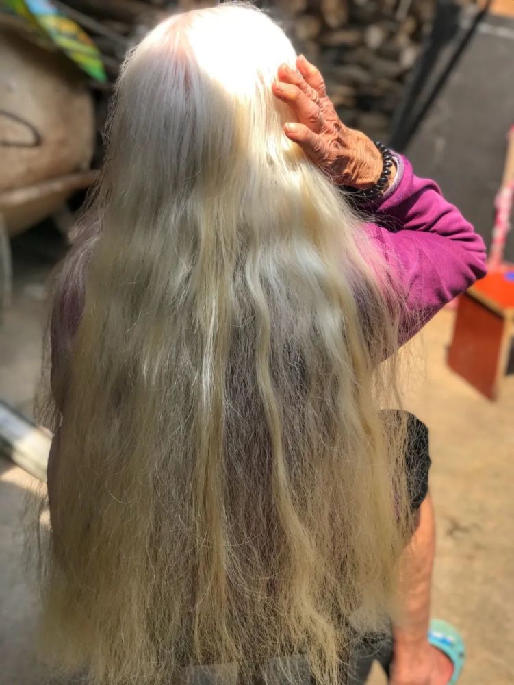 百岁奶奶一头齐腰银发柔顺浓密护发秘方竟是