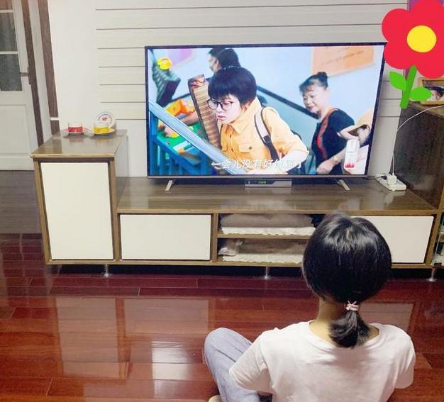 走进赵今麦生活中的家客厅连个沙发都没有看电视都要坐地板上