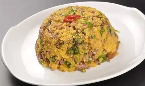 酸菜肥肠珍珍以浆水菜,玉米糁,肥肠为原料,色泽金黄鲜亮,可食性强