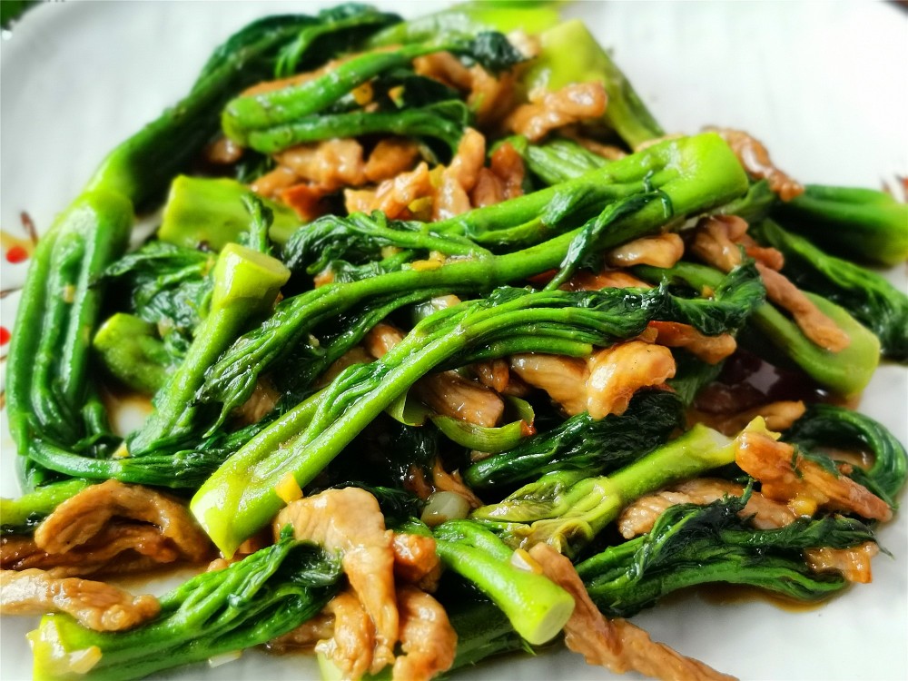 其中,有一种山野菜叫刺老芽,是有名的山野菜,又名:刺龙芽,刺嫩芽,鹊不