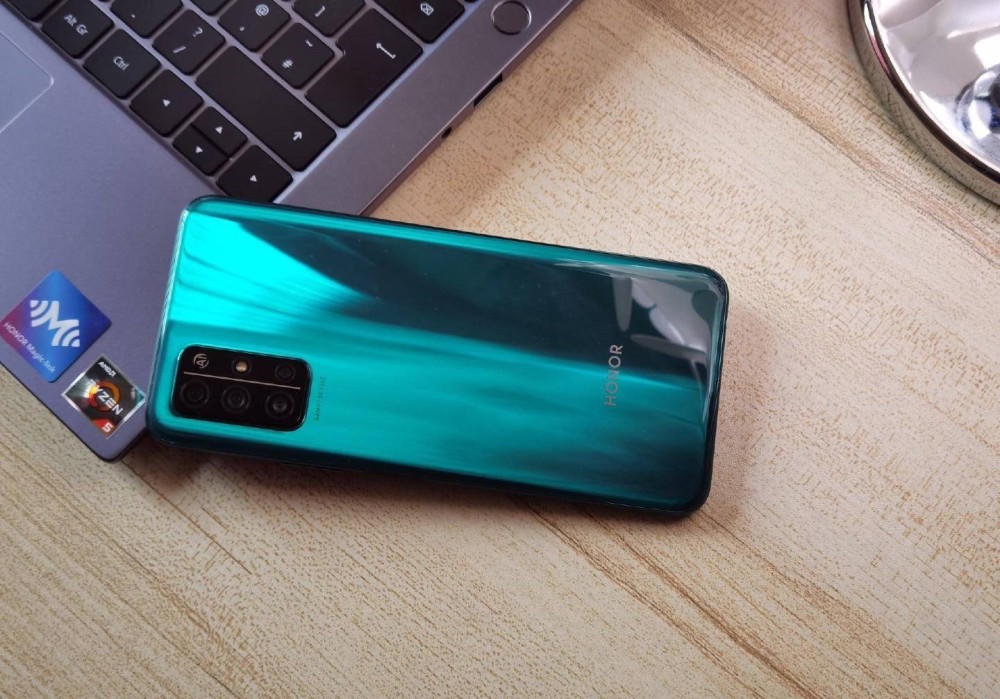 荣耀x10为 60hz,荣耀x10 pro支持 90hz ,全系标配6.63英寸的lcd屏幕.