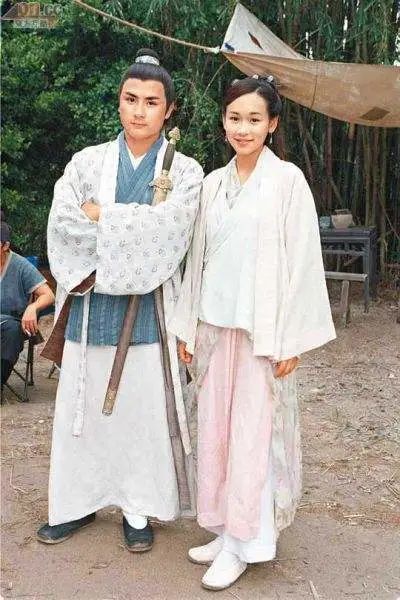 李泳豪虽说在剧中跑龙套,但其实6岁时就以童星身份出道,还曾给梁朝伟