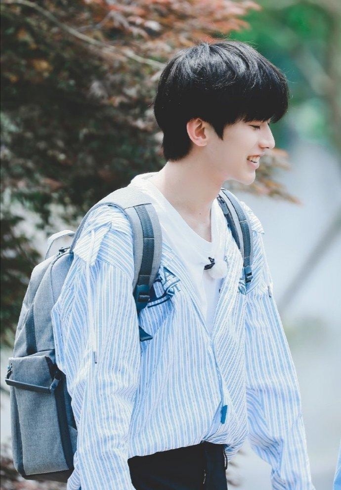 蔡徐坤《青你2》造型大曝光,看到格纹西装,尽显绅士风范