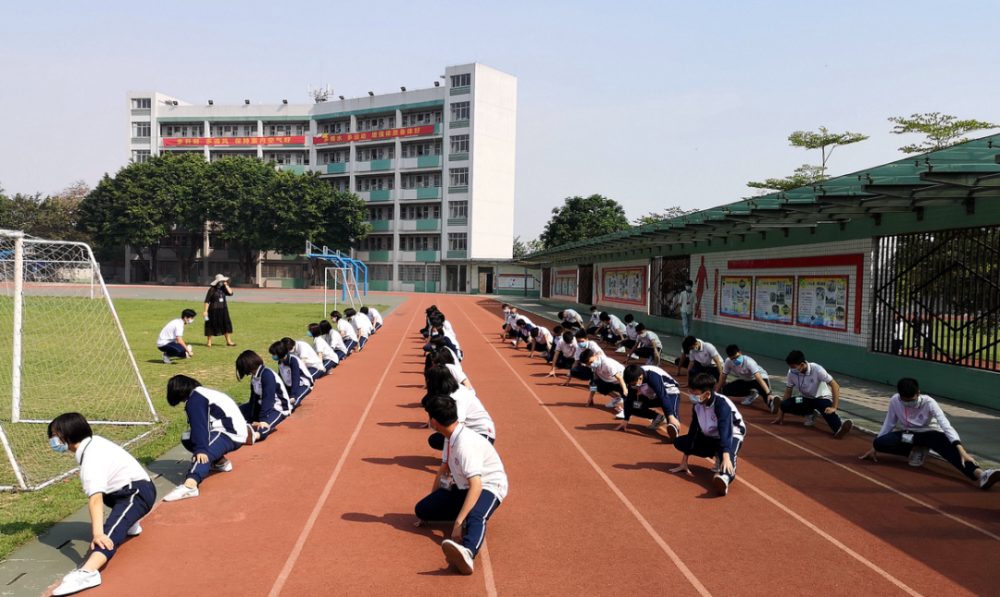 大圃中学的同学在上体育课开饭咯~午餐时间,小塘中学的学子隔座就餐