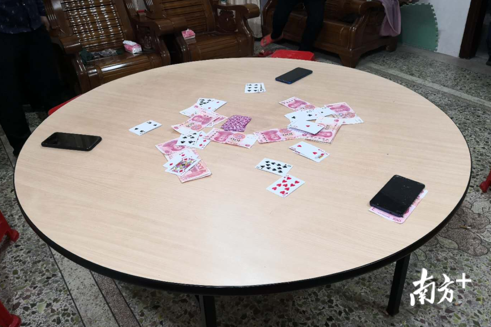 屋夸开赌档,警方一锅端