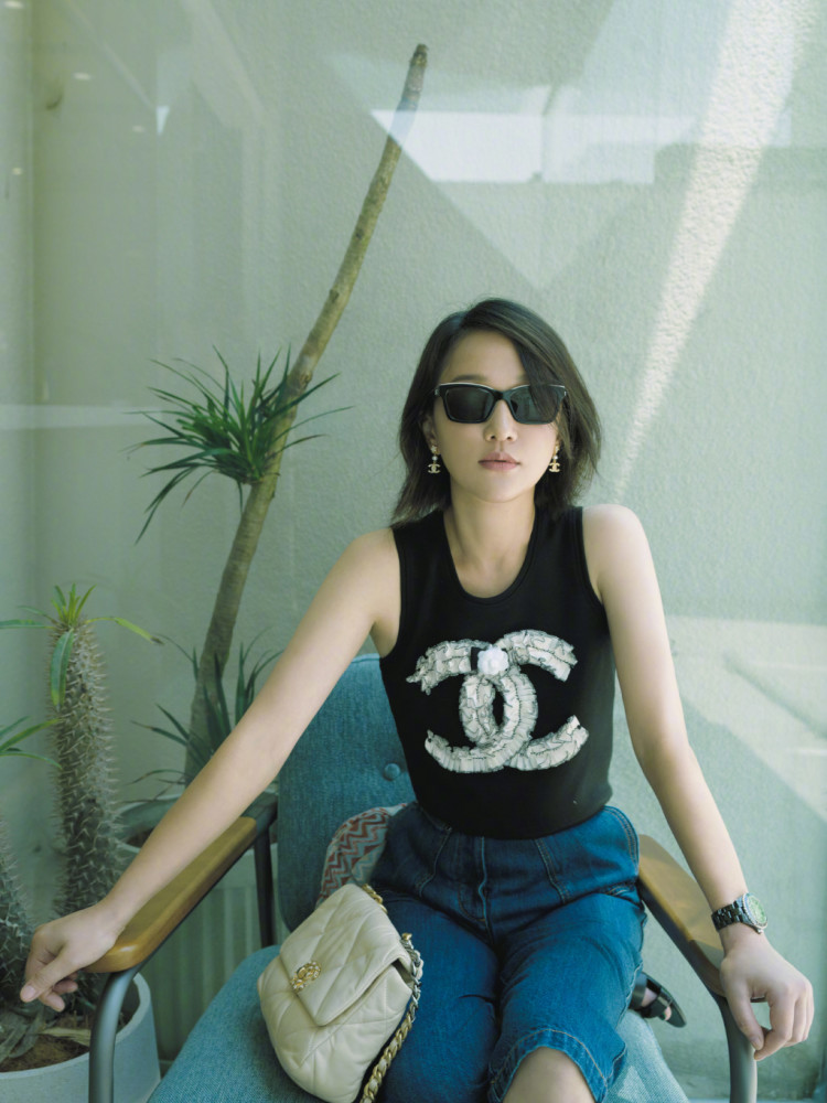 涂烈焰|周迅被吐槽长胖后，涂烈焰红唇墨镜遮面怼镜拍照，被喊美人超自信