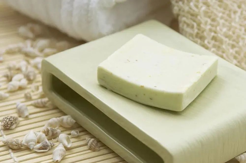 人夏天洗澡,浴后常在身上擦香香,这种香粉叫"英粉"是用滑石粉与中药