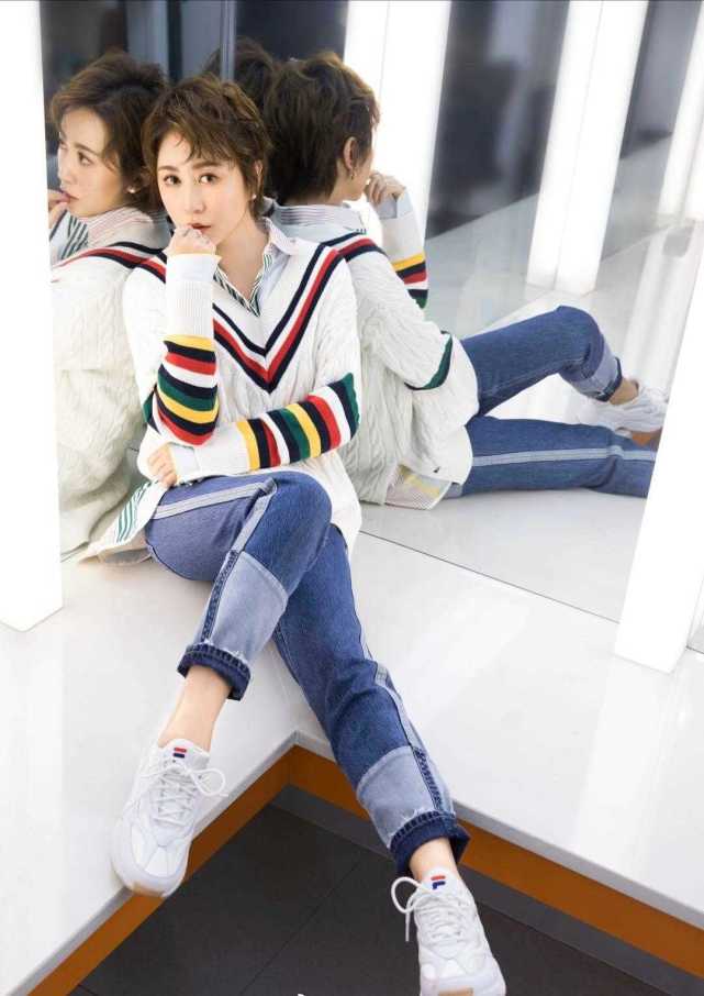 马丽气质全开,一件针织衫搭配牛仔裤简约大气,减龄又时髦