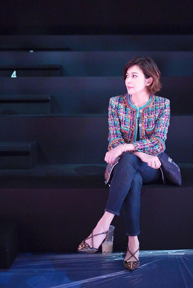 关之琳穿衣好少女,白t恤配宽松裤太减龄,可少了美颜脸老得真实