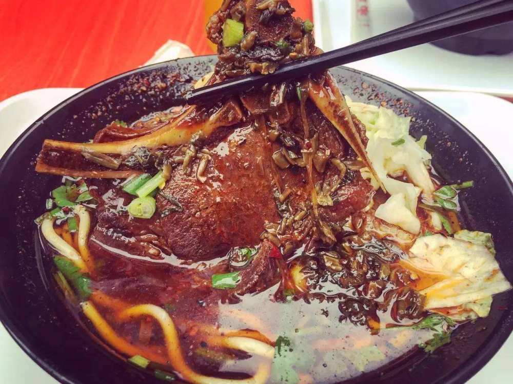 在此我选用的是大排,因为他的钙质比较多,肉比较