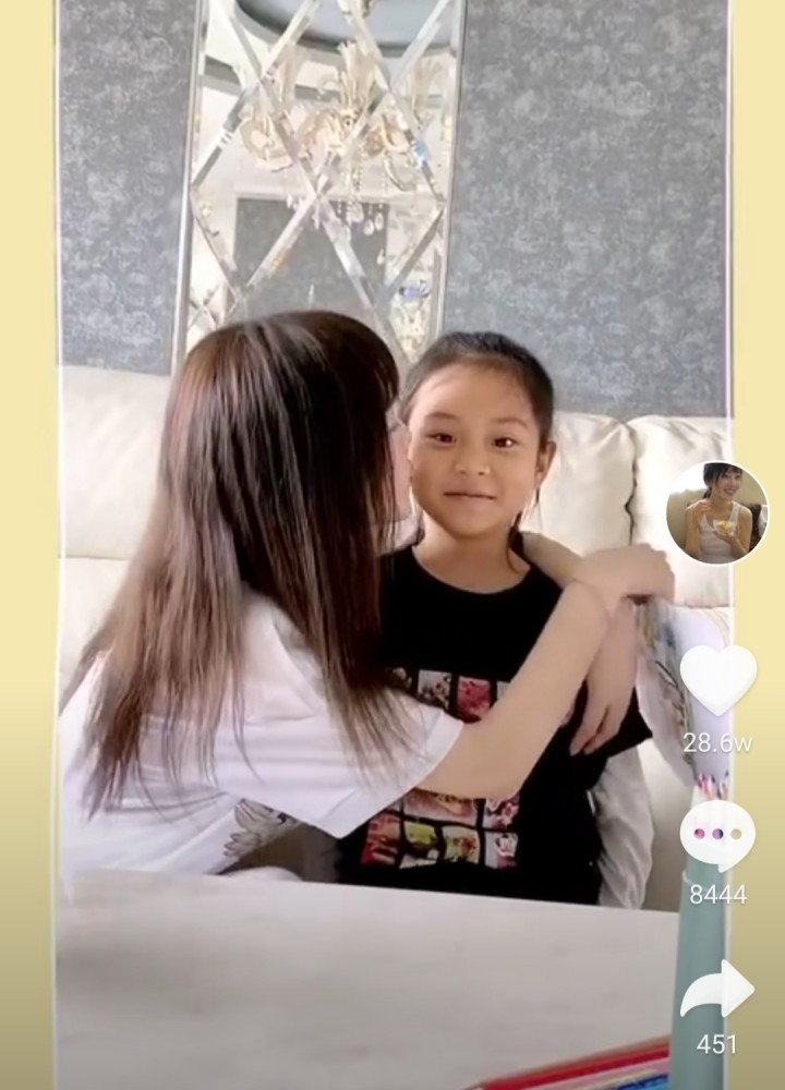 李小璐|李小璐晒和甜馨同框跳舞视频，却被网友指责：她从来不打扮甜馨