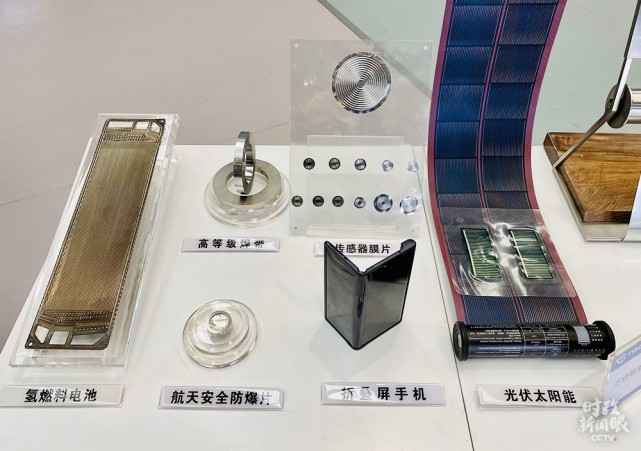 △折疊屏手機、光伏太陽能等領域，已經出現“手撕鋼”的身影。（總臺央視記者彭漢明拍攝）