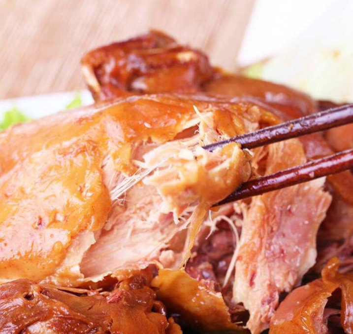 万里香烧鸡是以唐山万里香老字号传统风味为基础,采纳了全国"十大"名