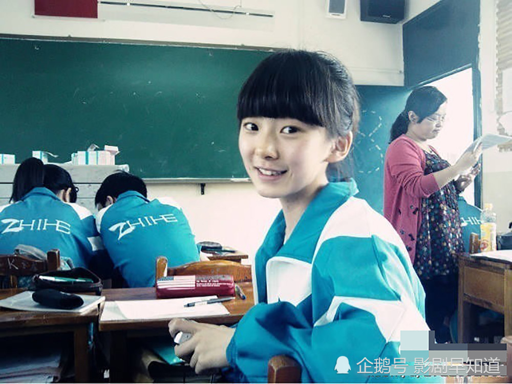 高中同学,还有大学同学的爆料,因为参加了《超级女声》陈卓璇喜欢戴