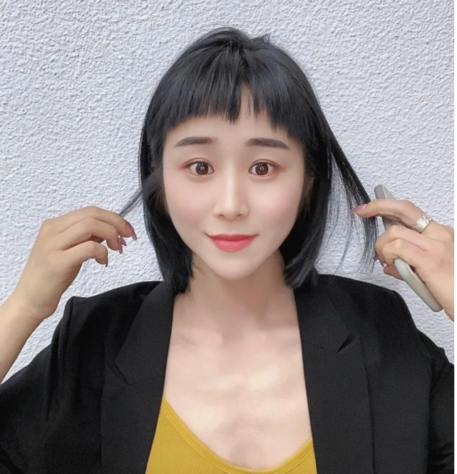 超短刘海剪成不规则的形状,绝对是减龄利器,起下巴的长度发尾自然的