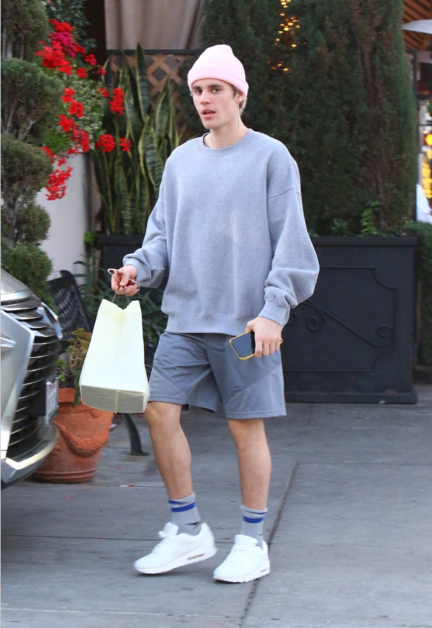 比伯解锁洞洞鞋"炸街穿法",成学生党最爱